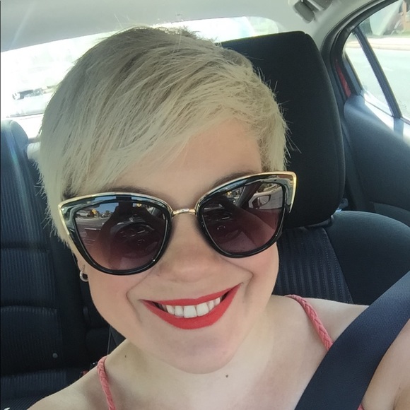 Meet your Posher, Emily - Picture 3 of 6